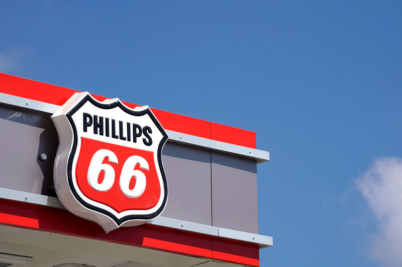 © Reuters. FILE PHOTO: The Phillips 66 gas station in Superior, Colorado