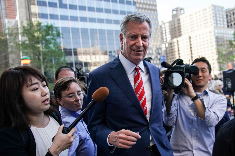 © Reuters. FILE PHOTO: New York City Mayor and Democratic Presidential candidate Bill de Blasio leaves a rally in New York