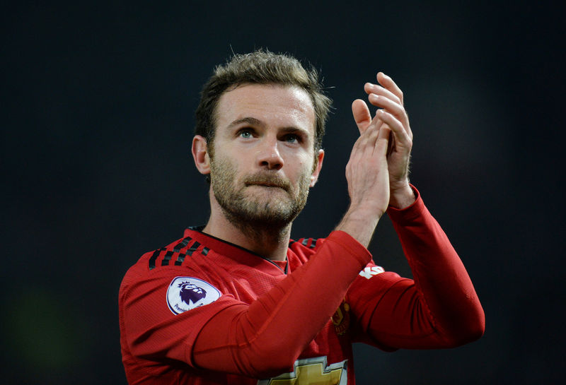 © Reuters. Imagen de archivo del mediocampista del Manchester United Juan Mata durante un partido por la Liga Premier ante el Brighton & Hove Albion, en Manchester