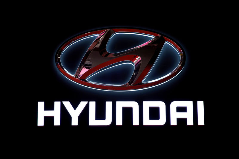 © Reuters. FILE PHOTO: The logo of Hyundai Motors is pictured at the second media day for the Shanghai auto show