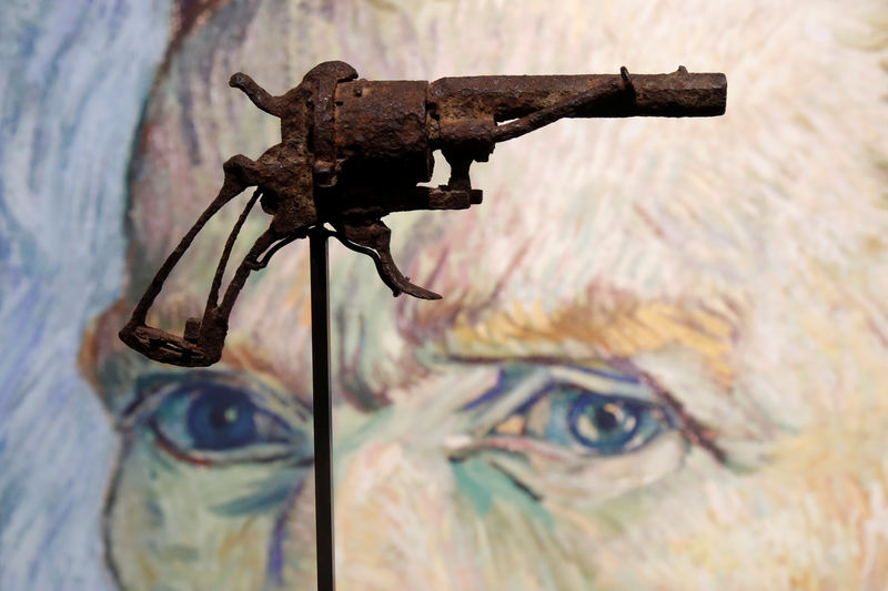 © Reuters. بيع المسدس الذي انتحر به فان جوخ بأكثر من 145 ألف دولار