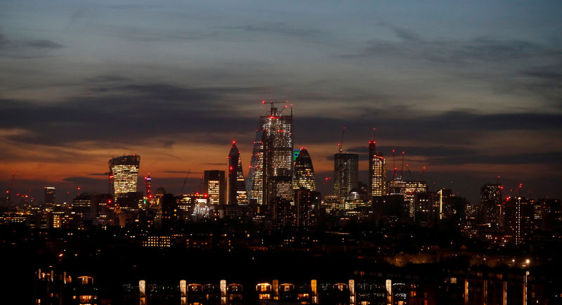 © Reuters. FILE PHOTO: The sun sets behind the financial district of London, Britain.