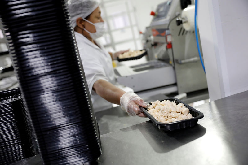 © Reuters. Employer packs vegan chicken at Superbom factory in Sao Paulo