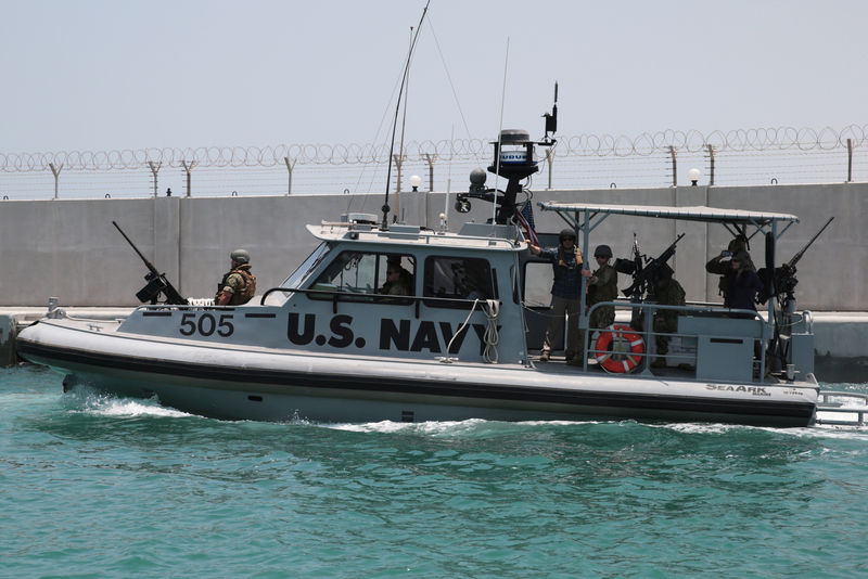 © Reuters. البحرية الأمريكية: شظايا ألغام تشير لضلوع إيران في الهجوم على الناقلات بالخليج