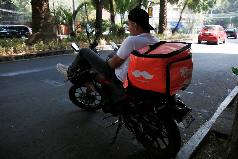 © Reuters. The logo of Colombian on-demand delivery company Rappi is seen on a delivery bag in Mexico City