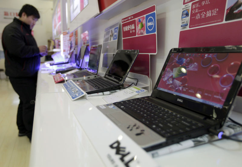 © Reuters. FILE PHOTO: A customer looks at laptops at a Dell outlet in Beijing