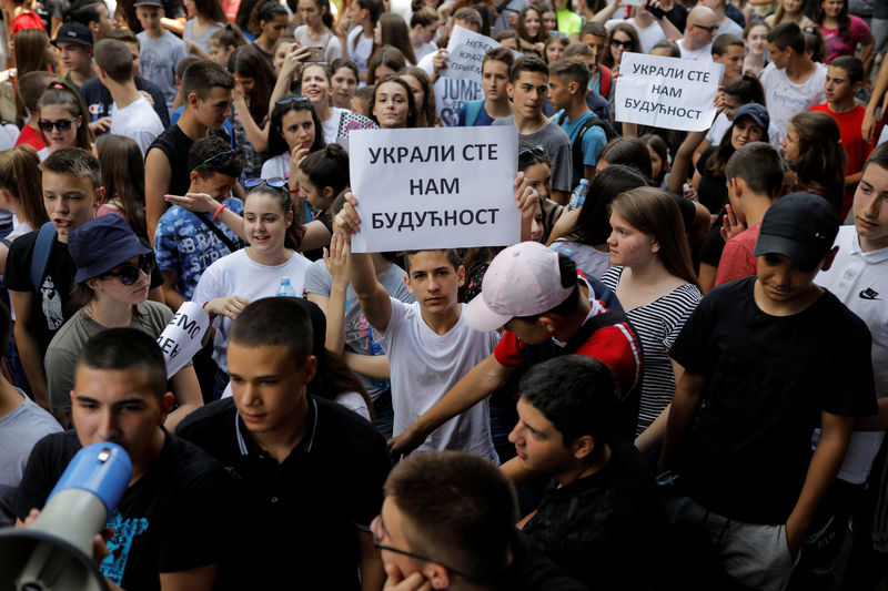 © Reuters. تلاميذ في صربيا يحتجون على تسريب امتحان في الرياضيات
