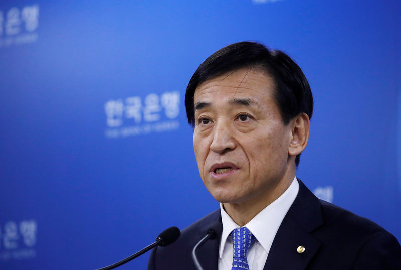 © Reuters. FILE PHOTO: Bank of Korea Governor Lee Ju-yeol speaks during a news conference in Seoul