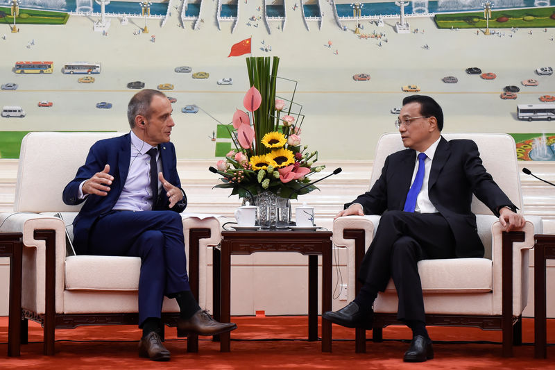 © Reuters. Chinese Premier Li Keqiang talks with Chairman and CEO of Schneider Electric Jean Pascal Tricoire as he meets with representatives of 7th Round-Table Summit of "Global CEO Council" at the Great Hall of the People in Beijing
