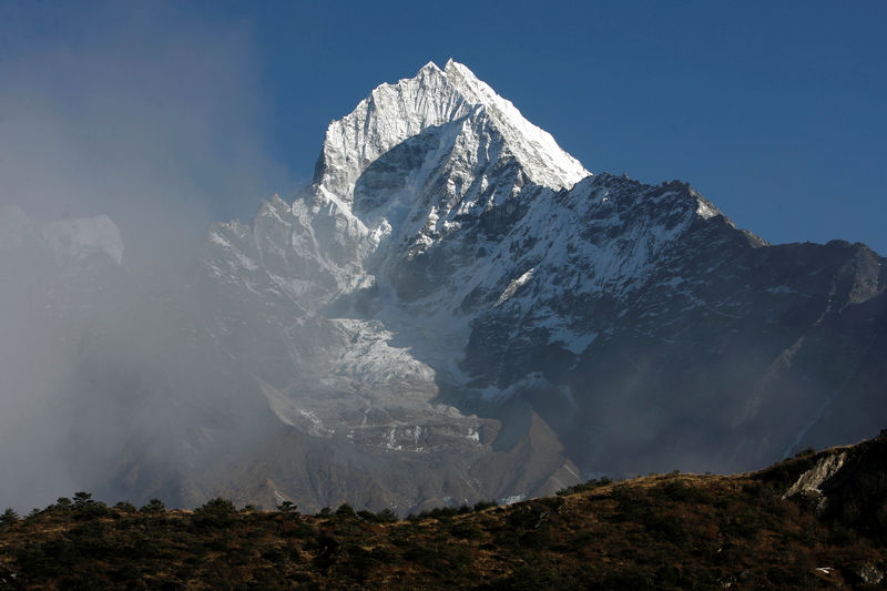© Reuters. دراسة: الأنهار الجليدية بجبال الهيمالايا تذوب أسرع هذا القرن