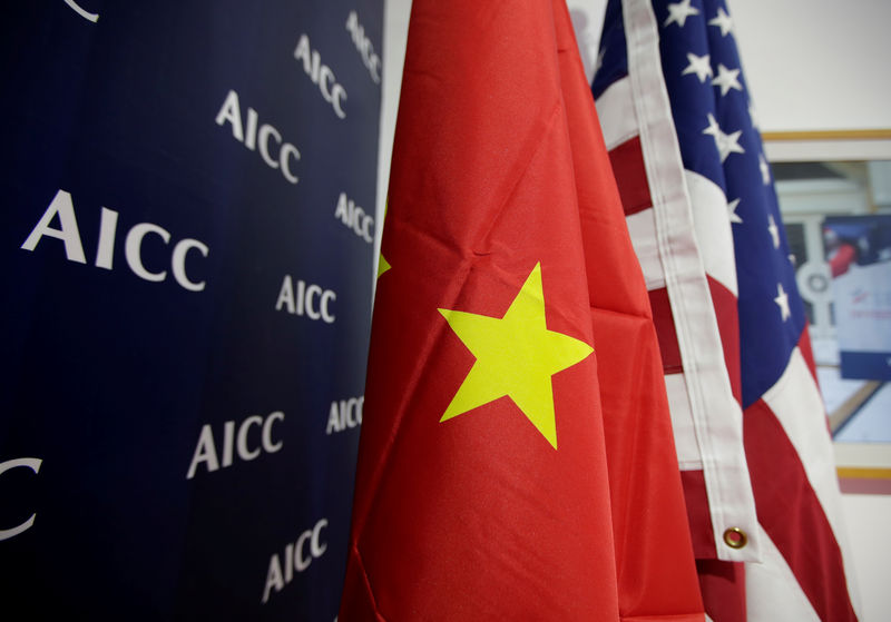 © Reuters. Flags of U.S. and China are displayed at AICC's booth during China International Fair for Trade in Services in Beijing