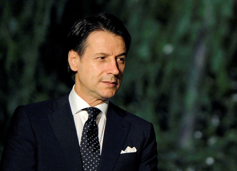 © Reuters. FILE PHOTO: Italy's Prime Minister Giuseppe Conte awaits to welcome participants as they arrive to attend the first day of the international conference on Libya in Palermo