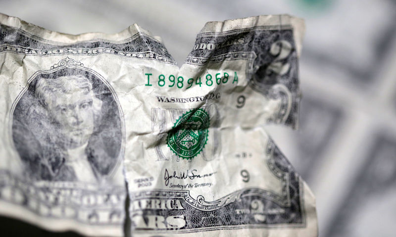 © Reuters. Una banconota da due dollari strappata