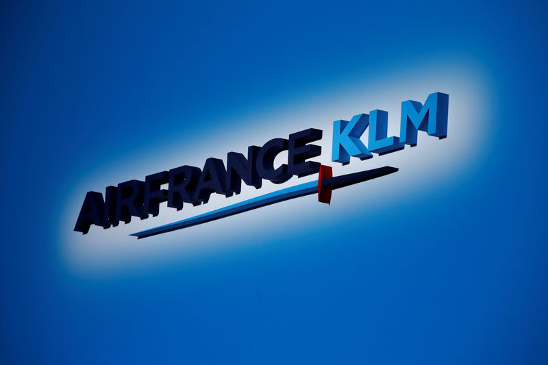 © Reuters. FILE PHOTO: The Air France-KLM company logo is seen at the annual shareholder meeting in the La Defense business district in Puteaux