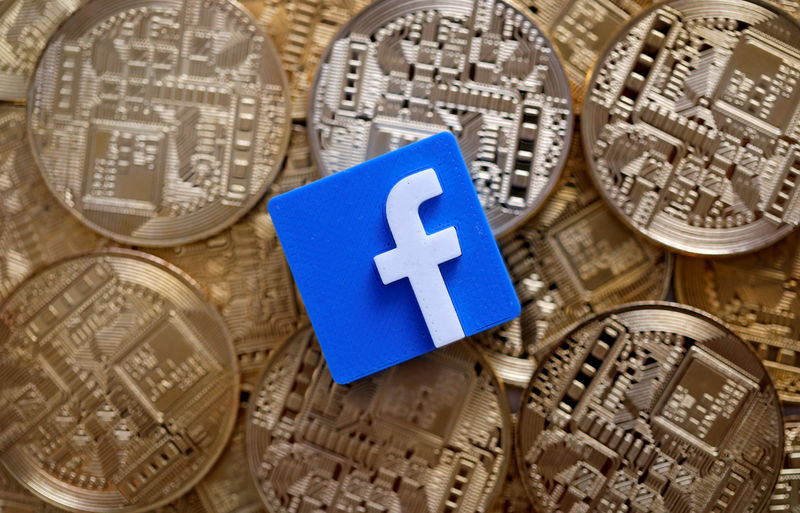 © Reuters. FOTO DE ARCHIVO: Un logotipo impreso en 3-D de Facebook se ve en las representaciones de la moneda virtual de Bitcoin en esta imagen de ilustración