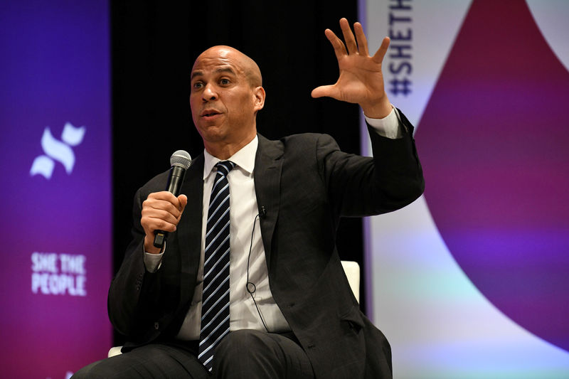 © Reuters. FILE PHOTO: U.S. Democratic presidential candidate Cory Booker answers a question from an audience member during the She the People Presidential Forum in Houston