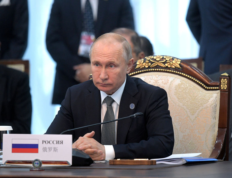 © Reuters. FILE PHOTO: Russia’s President Putin attends a session during the SCO summit in Bishkek