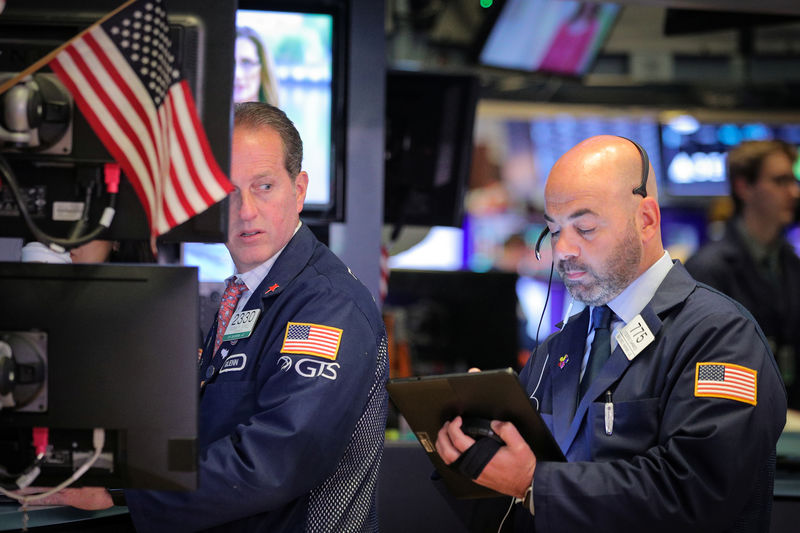 © Reuters. FILE PHOTO: Traders work on the floor at the NYSE in New York