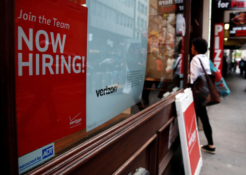 © Reuters. طلبات إعانة البطالة الأمريكية تتراجع أكثر من المتوقع