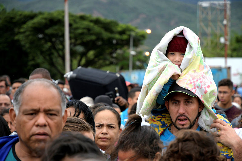 © Reuters. حصري-الجيش الكولومبي: جماعات مسلحة محلية تجند فنزويليين يمتلكهم اليأس
