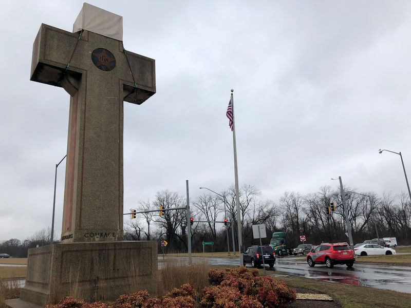 © Reuters. FILE PHOTO: A concrete cross commemorating servicemen killed in World War One in Bladensburg Maryland
