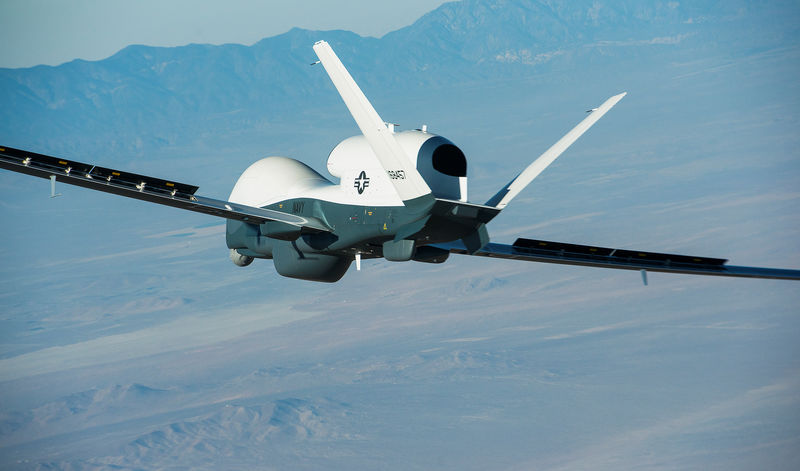 © Reuters. Foto de archivo. Avión no tripulado Triton construido por Northrop Grumman en su primer viaje desde la compañía donde fue fabricado en Palmdale, California, EEUU.