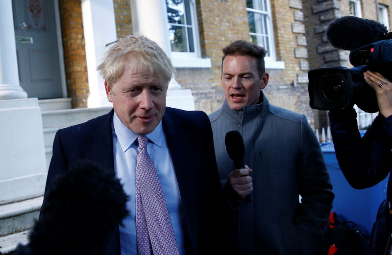 © Reuters. El candidato por el liderazgo del Partido Conservador Boris Johnson sale de su casa en Londres
