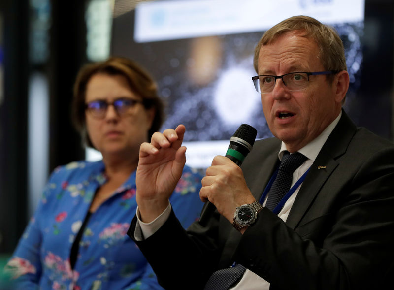 © Reuters. European Space Agency Director General Woerner talks next OOSA Director di Pippo in Vienna