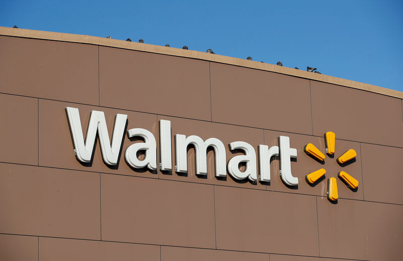 © Reuters. FILE PHOTO: Walmart's logo is seen outside one of the stores in Chicago