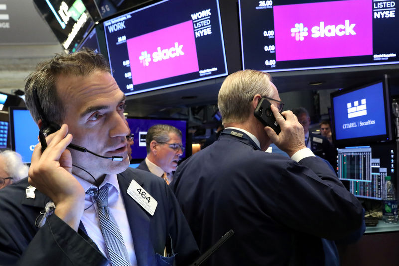 © Reuters. Traders work at New York Stock Exchange (NYSE) during Slack Technologies Inc. direct listing in New York