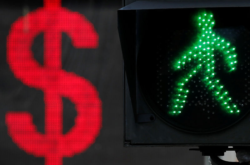 © Reuters. The U.S. dollar sign is seen on an electronic board next to a traffic light in Moscow