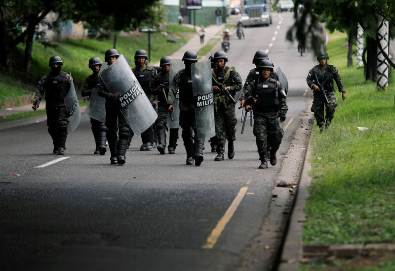 © Reuters. رئيس هندوراس يأمر بنشر قوات من الجيش مع تصاعد الاضطرابات في البلاد