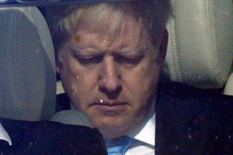 © Reuters. Foto del jueves de Boris Johnson abandonando el Parlamento británico en Londres