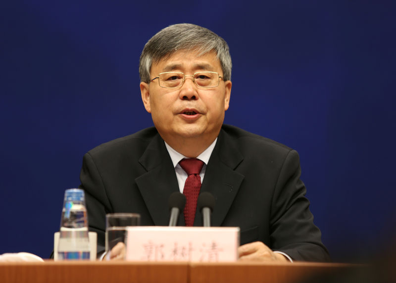 © Reuters. FILE PHOTO: Guo Shuqing, China's newly appointed banking regulator, attends a news conference ahead of China's parliament in Beijing