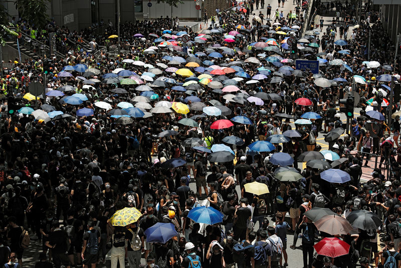 © Reuters. People protest outside police headquarters, demanding Hong Kong’s leaders to step down and withdraw the extradition bill, in Hong Kong