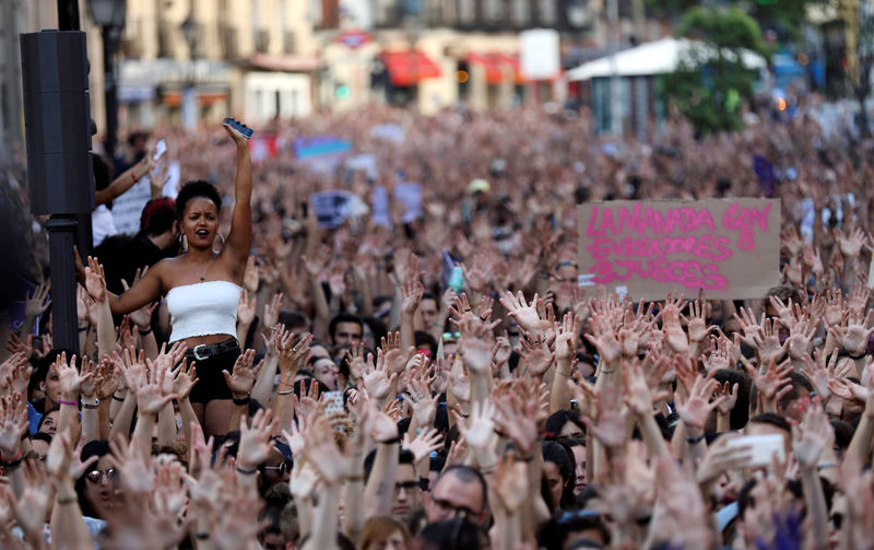 © Reuters. FOTO ARCHIVO: Manifestación contra la puesta en libertad de los miembros de "La Manada" en Madrid