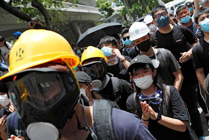© Reuters. محتجون متشحون بالسواد يطالبون هونج كونج بسحب مشروع قانون التسليم