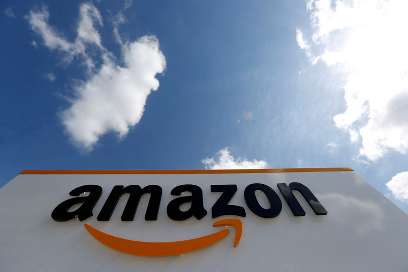 © Reuters. Foto de archivo. El logo de Amazon en la sede de logística de la compañía en Boves, Francia.