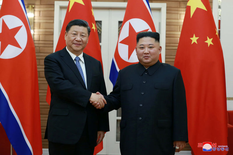 © Reuters. استقبال حافل للرئيس الصيني في كوريا الشمالية