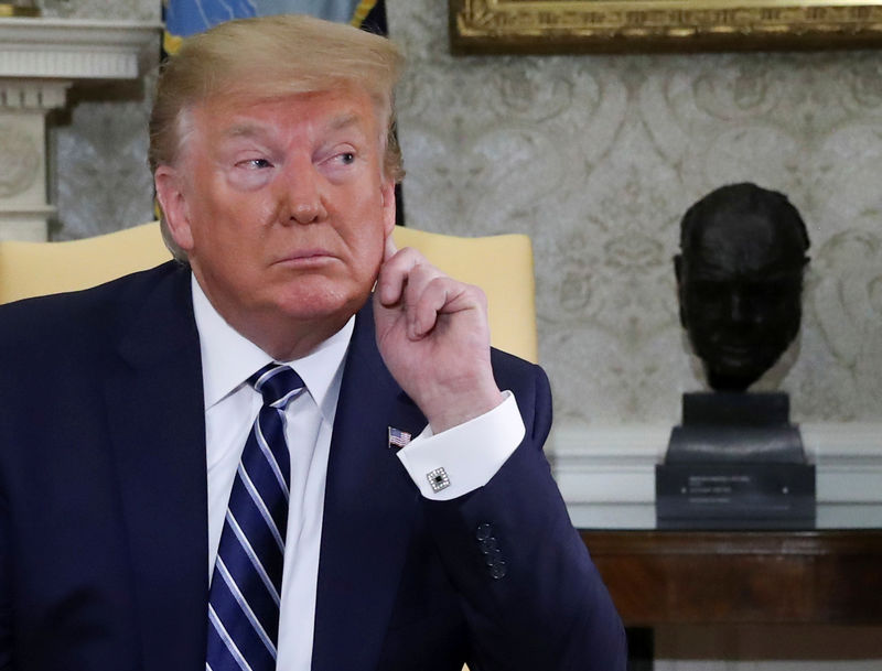 © Reuters. El presidente de Estados Unidos, Donald Trump, escucha preguntas de periodistas durante una reunión con el primer ministro de Canadá, Justin Trudeau, en la Oficina Oval de la Casa Blanca en Washington.