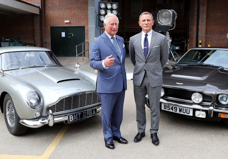 © Reuters. ولي عهد بريطانيا يقابل العميل 007 في موقع تصوير أحدث أفلام جيمس بوند