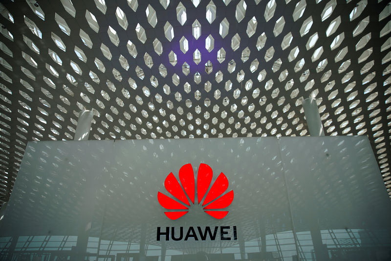 © Reuters. FILE PHOTO: A Huawei company logo is seen at the Shenzhen International Airport in Shenzhen in Shenzhen