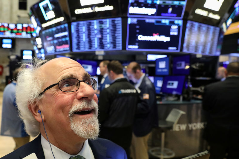 © Reuters. Traders work on the floor at the NYSE in New York