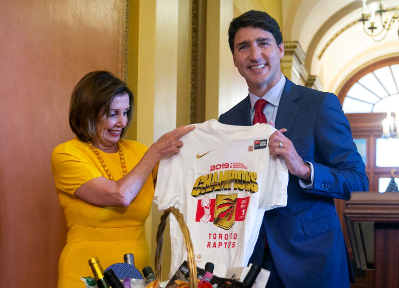 © Reuters. ترودو يوزع هدايا على مسؤولين أمريكيين لفوز فريق كندي بدوري السلة الأمريكي
