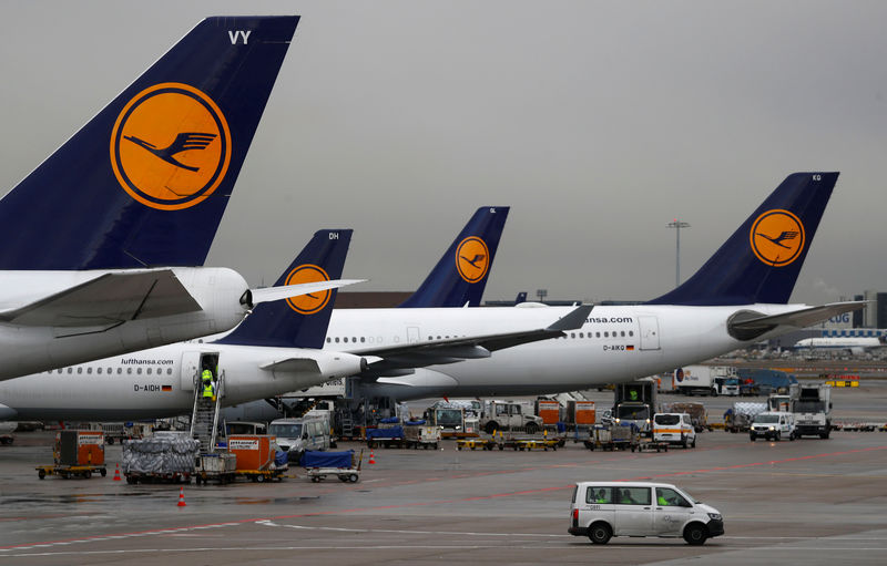 © Reuters. FILE PHOTO: Lufthansa planes at Fraport airport in Frankfurt