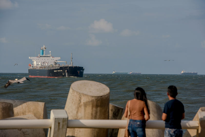 © Reuters. People look at a Bright Fortune crude oil tanker floating near Pemex's Pajarito terminal in the city of Coatzacoalcos