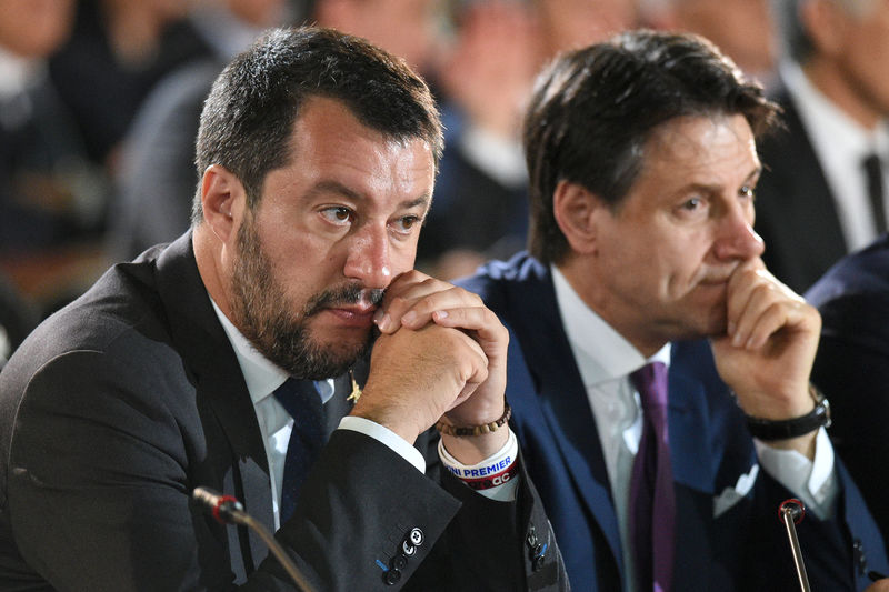 © Reuters. Il Ministro degli Interni Matteo Salvini e il Presidente del Consiglio Giuseppe Conte