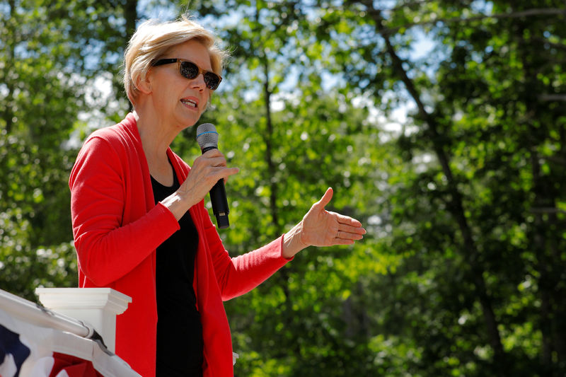 © Reuters. FILE PHOTO - Democratic 2020 U.S. presidential candidate Warren takes the stage in Windham