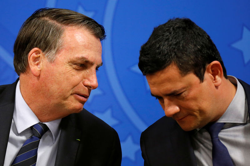 © Reuters. Presidente Jair Bolsonaro e ministro da Justiça, Sergio Moro