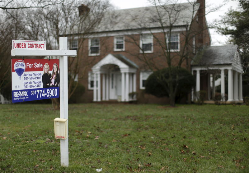 © Reuters. FILE PHOTO: Home for sale under contract is seen in Silver Spring, Maryland